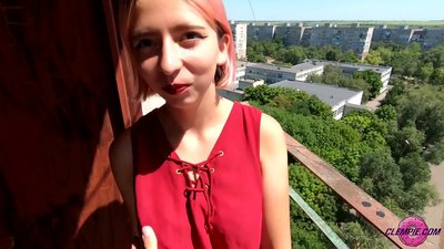 Sensuele studente pijpt een vreemdeling in de outback - Cum On His Face